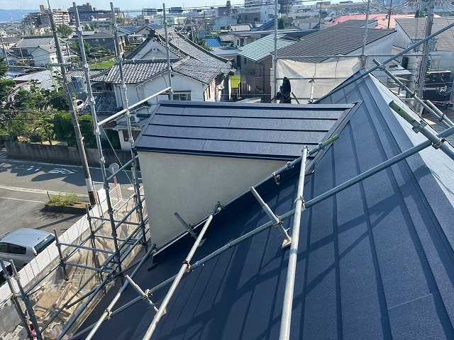 下屋根の屋根材施工
